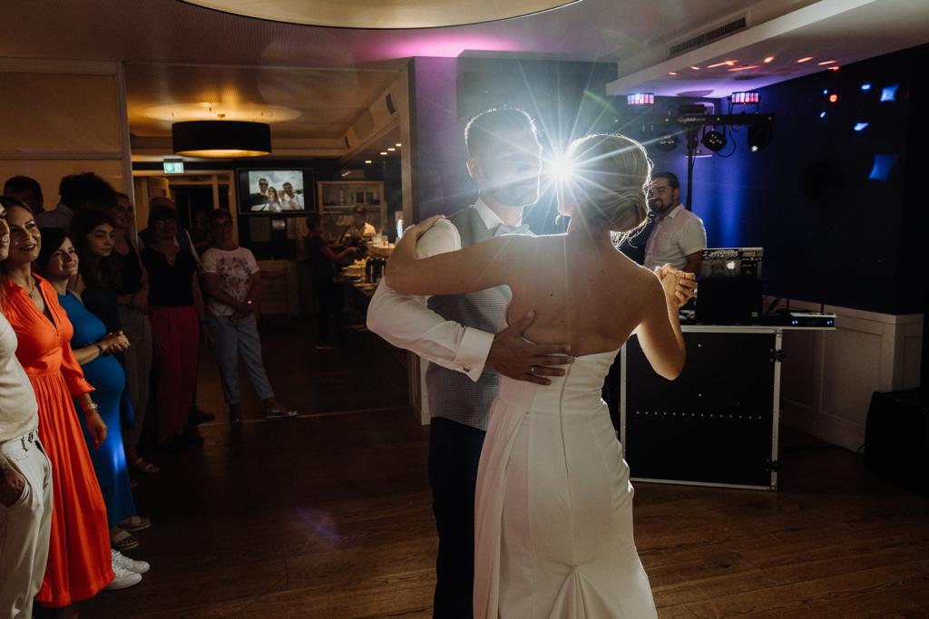 Brautpaar beim Hochzeitstanz mit DJ Hot im Hintergrund