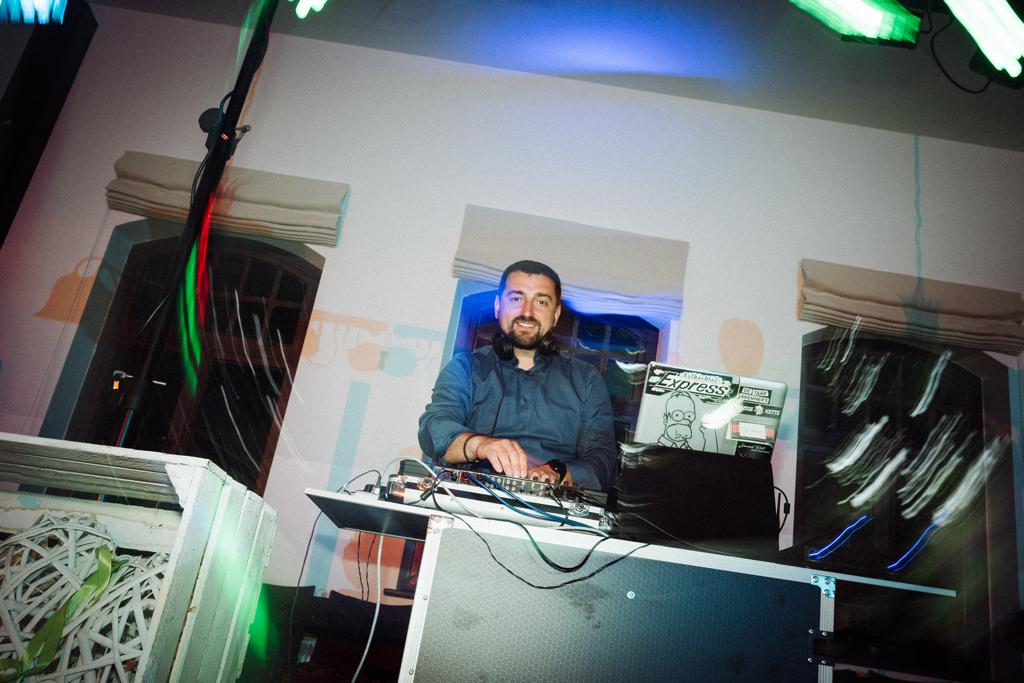 DJ Hot an seinem DJ-Pult bei einem Event