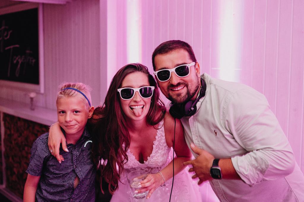 DJ Hot und Gäste mit Sonnenbrillen auf einer Hochzeitsfeier