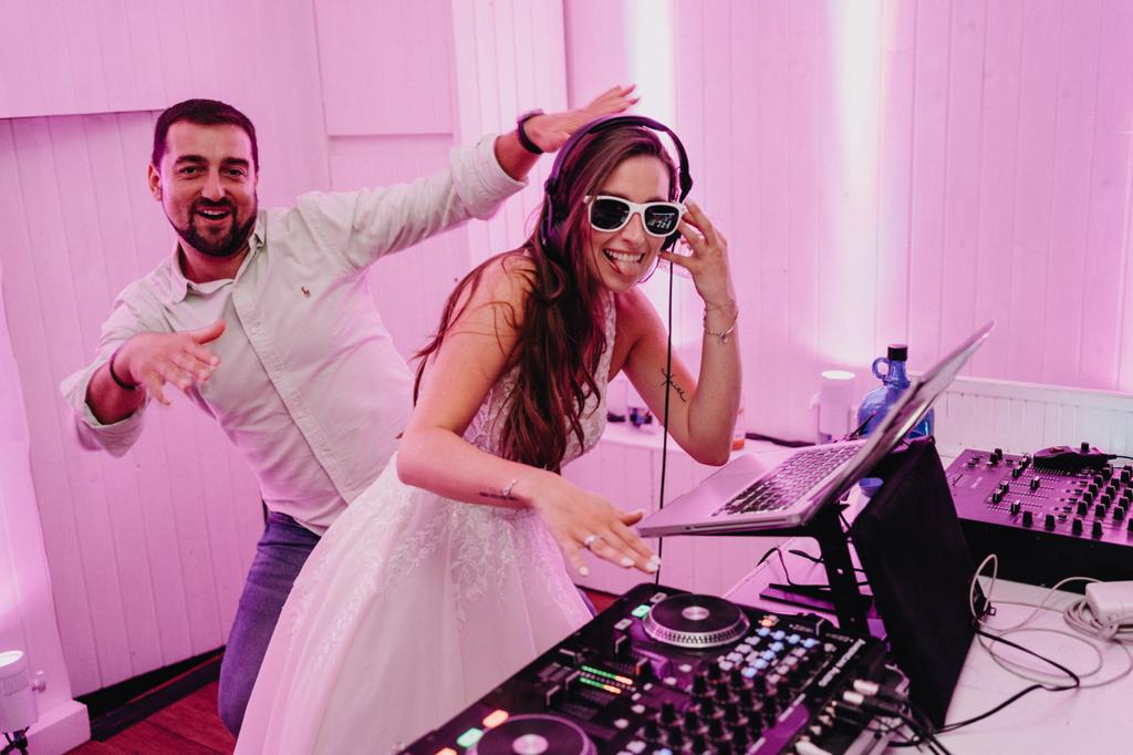 Braut am DJ-Pult zusammen mit DJ Hot auf einer Feier