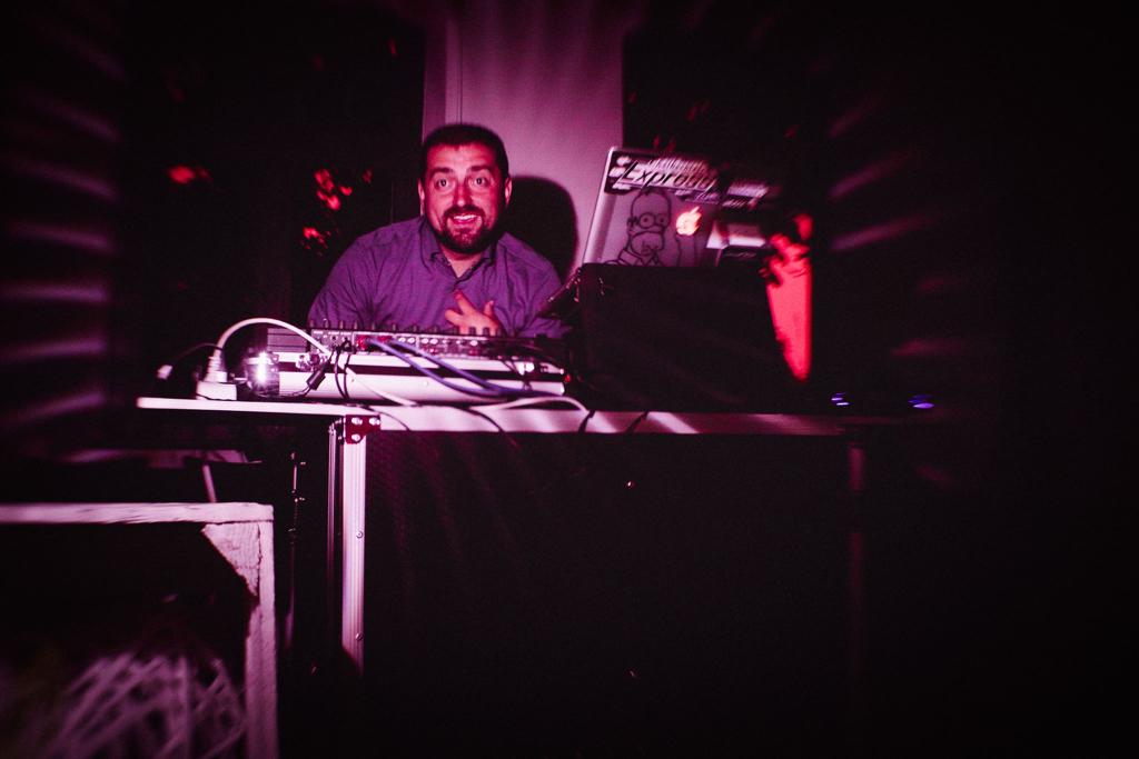 DJ Hot bei dunkler Club-Atmosphäre mit roten Lichteffekten