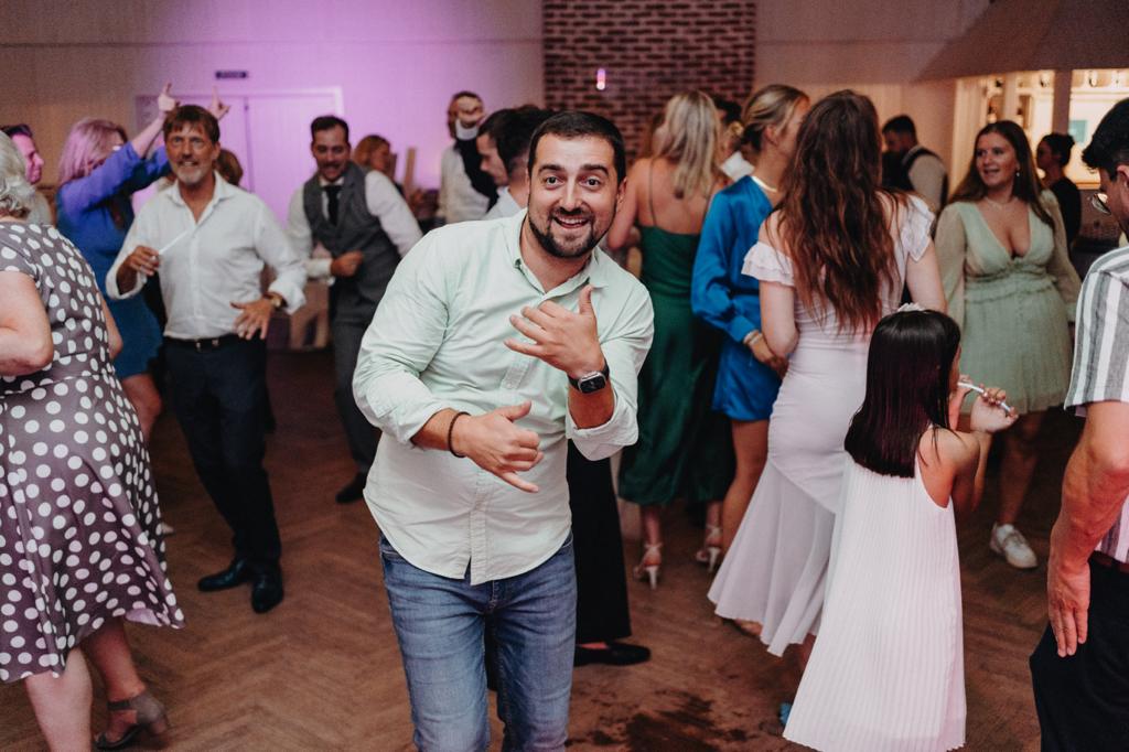 DJ Hot mitten auf der Tanzfläche mit feiernden Gästen