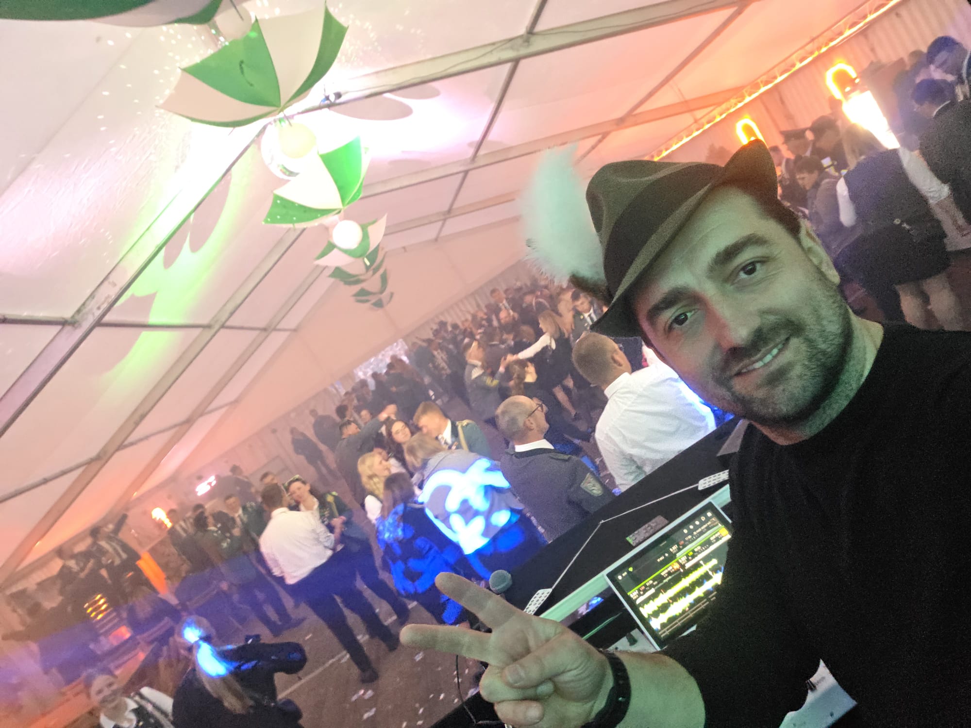 DJ Hot beim Schützenfest mit feiernder Menge im Festzelt